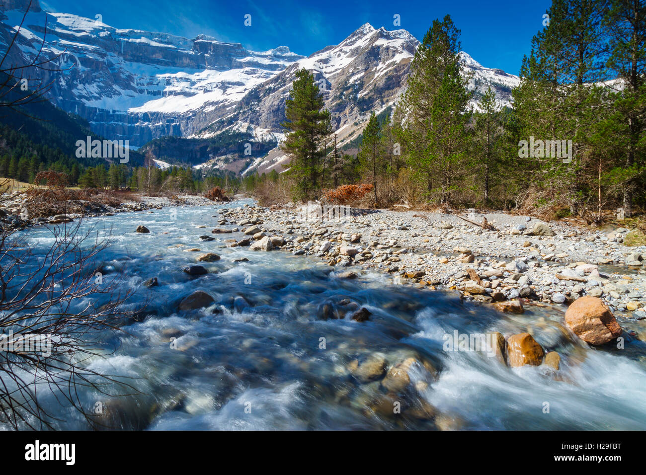 Montagnes couvertes de neige et la rivière. Banque D'Images