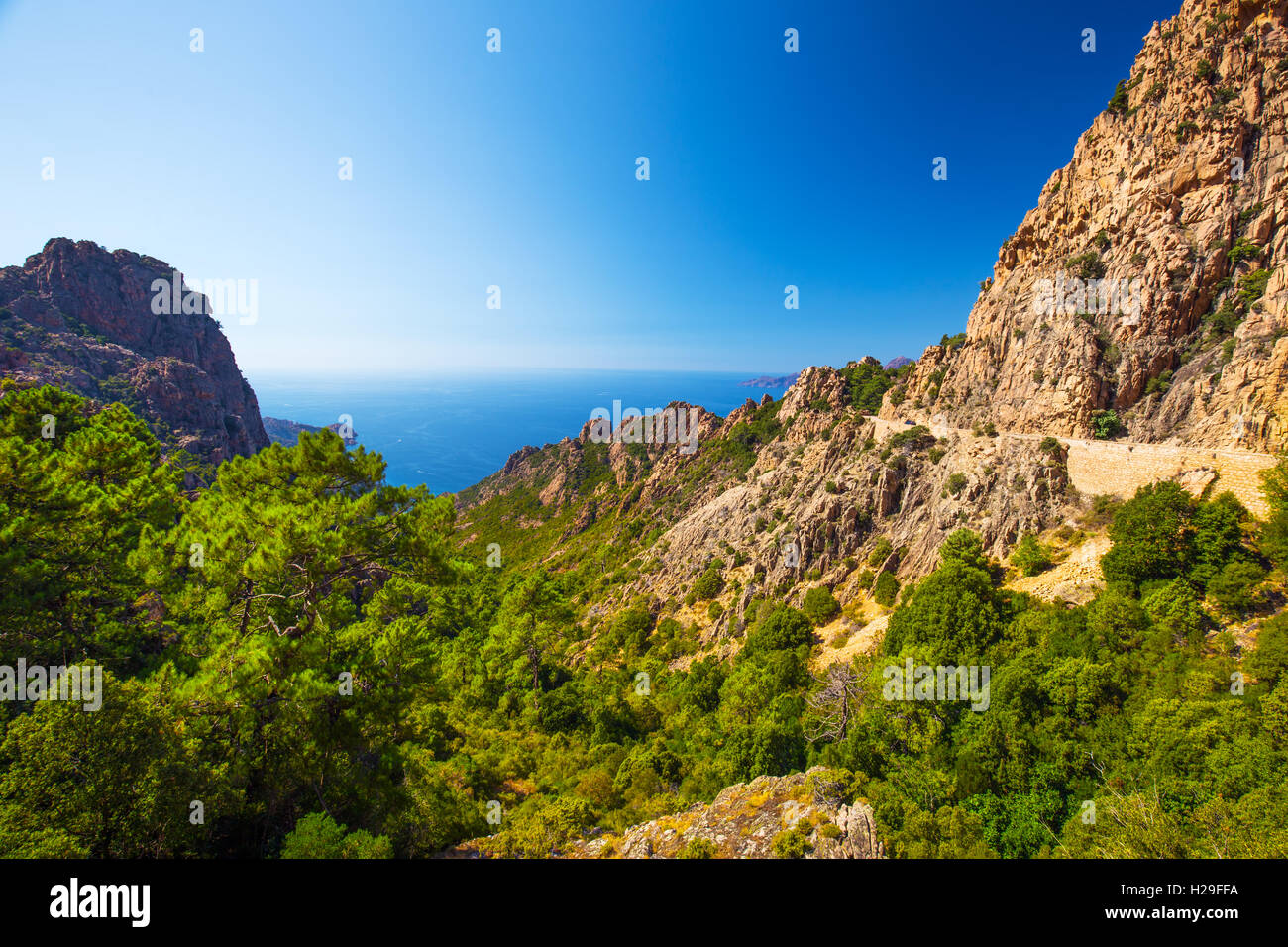 Magnifique paysage de D81 route à travers les Calanques de Piana sur la côte ouest de la Corse, France, Europe. Banque D'Images