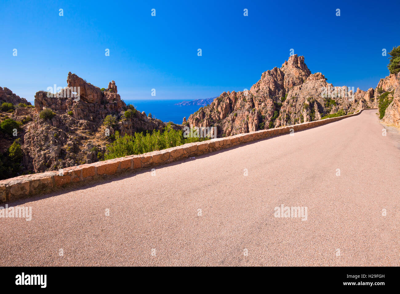 Magnifique paysage de D81 route à travers les Calanques de Piana sur la côte ouest de la Corse, France, Europe. Banque D'Images