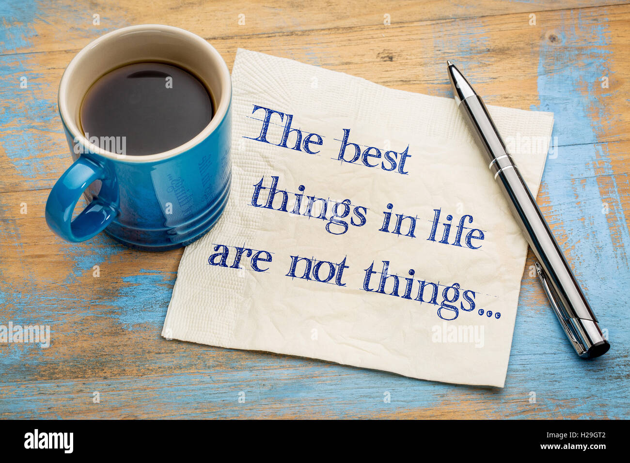 Les meilleures choses dans la vie ne sont pas des choses - écriture sur une serviette avec une tasse de café expresso Banque D'Images