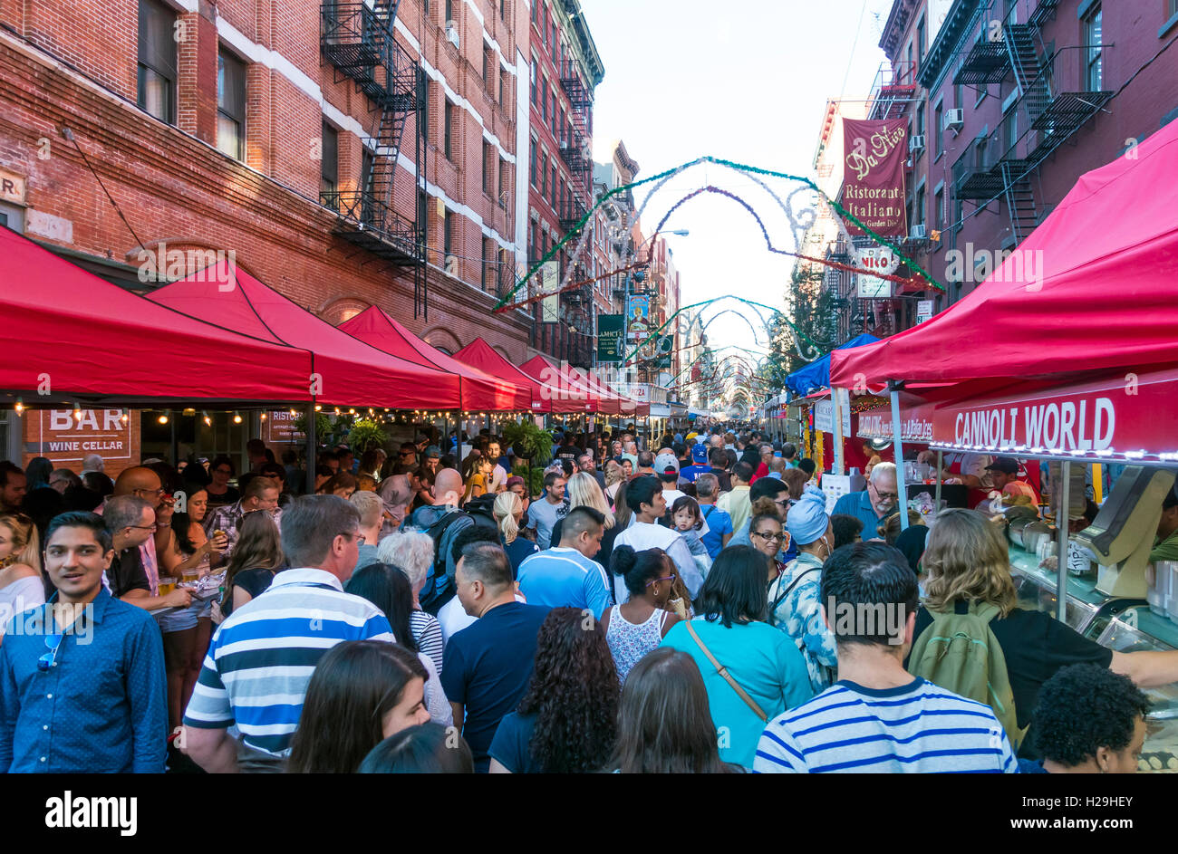 Une foule sur Mulberry Street à la fête de San Gennaro dans la Petite Italie de New York City Banque D'Images
