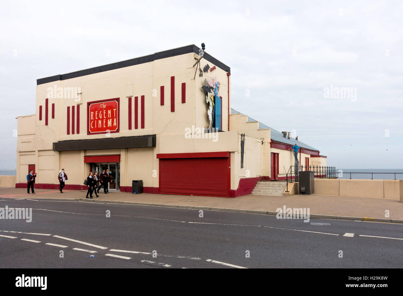 Cinéma Regent sur front de Redcar un music-hall à l'origine construit en 1937 il a été converti en cinéma dans les années 60 décoration murale Banque D'Images