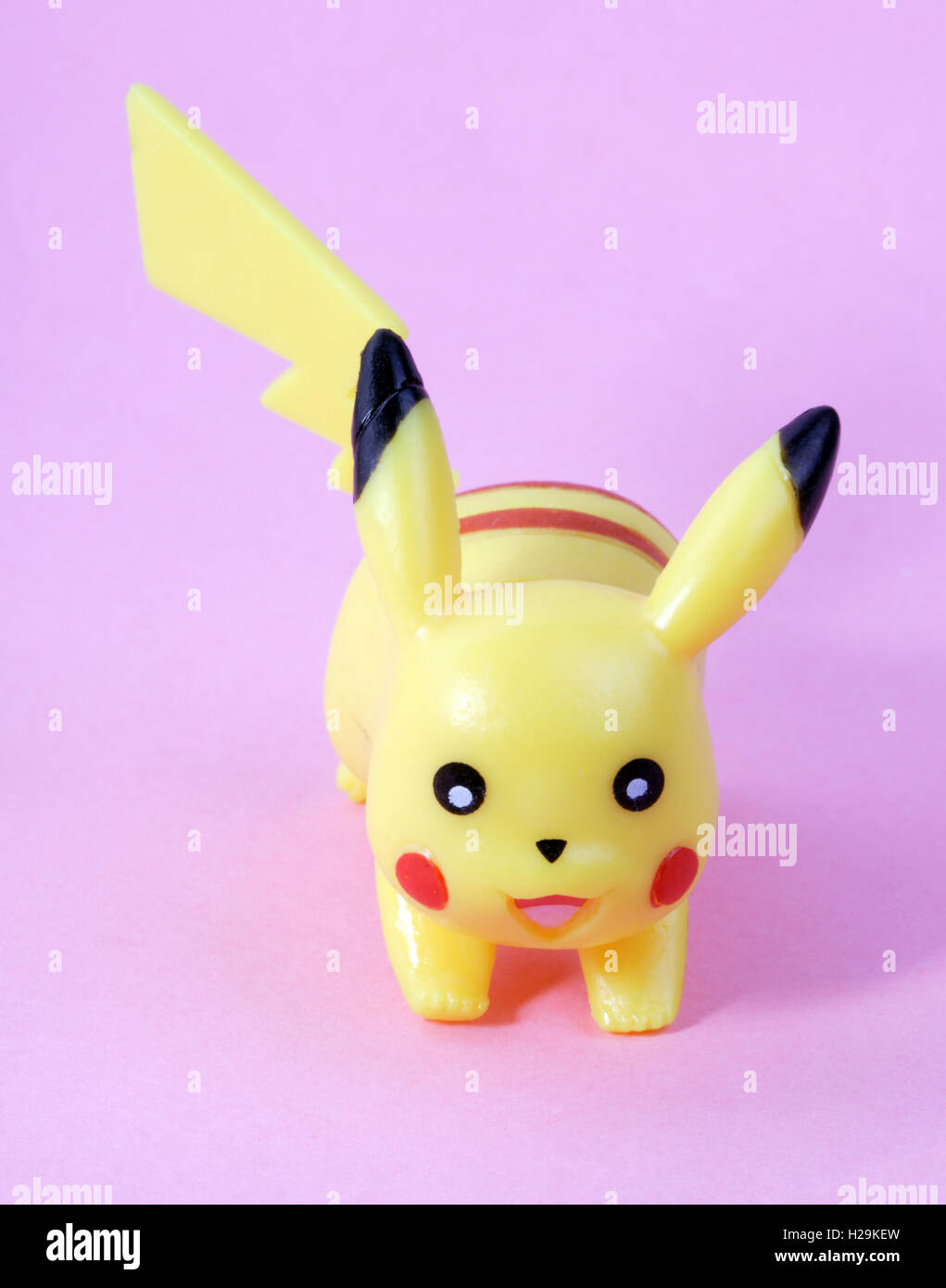 Jouet en plastique sur fond rose Banque D'Images