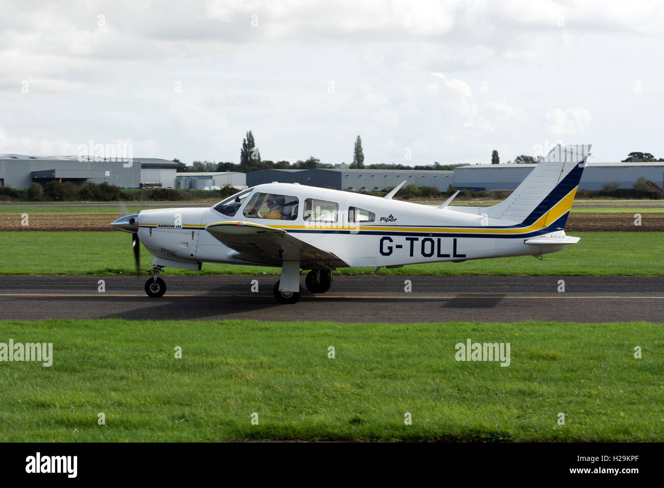 Piper PA28 Cherokee Arrow III (G-TOLL) à l'Aérodrome de Wellesbourne, Royaume-Uni Banque D'Images