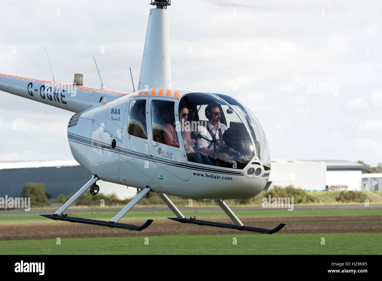 Robinson R44 Raven II (hélicoptère G-CGNE) à l'Aérodrome de Wellesbourne, Royaume-Uni Banque D'Images