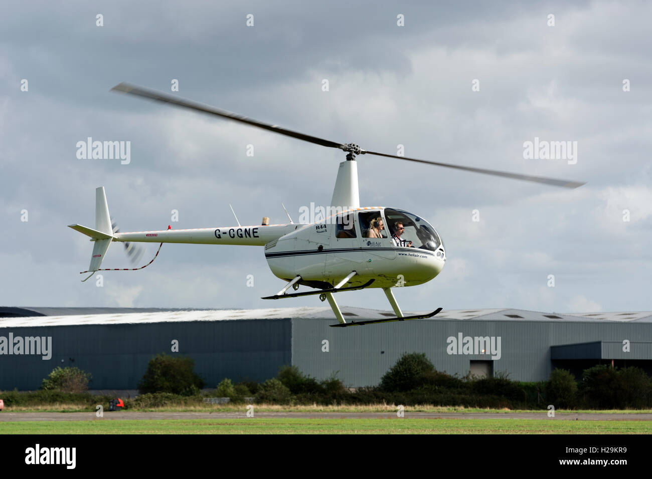 Robinson R44 Raven II (hélicoptère G-CGNE) à l'Aérodrome de Wellesbourne, Royaume-Uni Banque D'Images