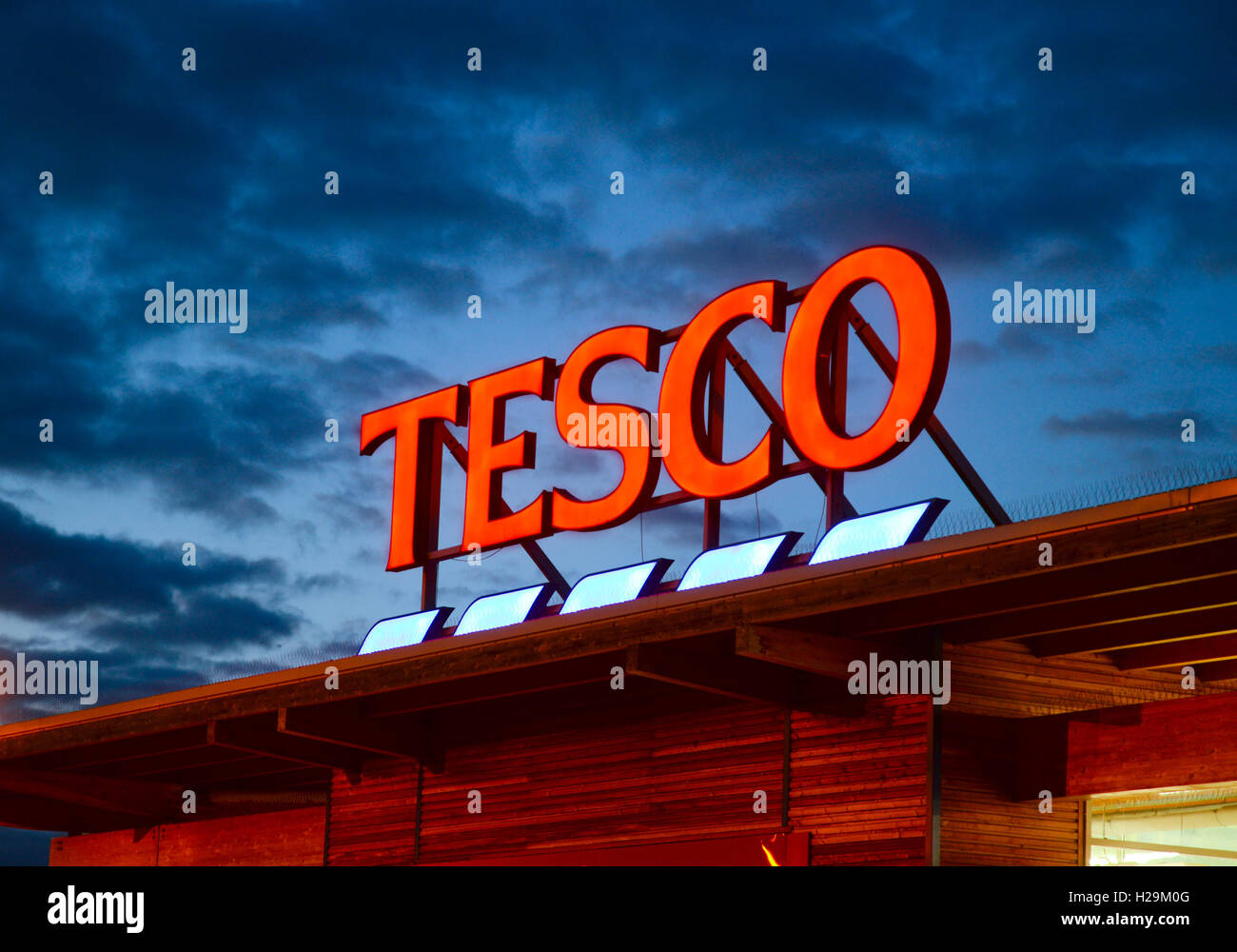 Tesco signe en nuit. Banque D'Images