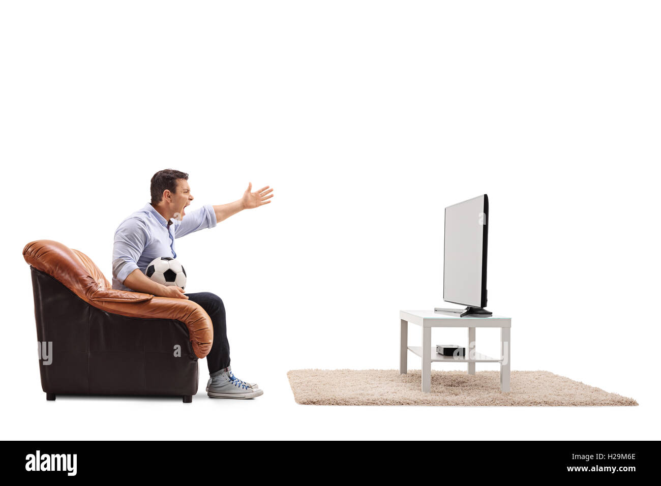 Homme en colère regarder le football à la télévision et crier isolé sur fond blanc Banque D'Images