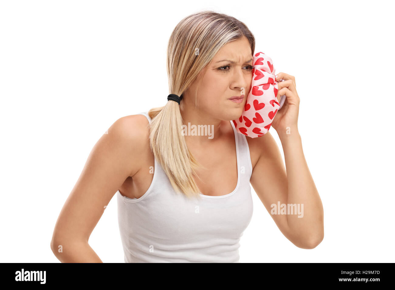 Jeune femme ayant un mal de dents et la tenue d'un paquet de glace isolé sur fond blanc Banque D'Images