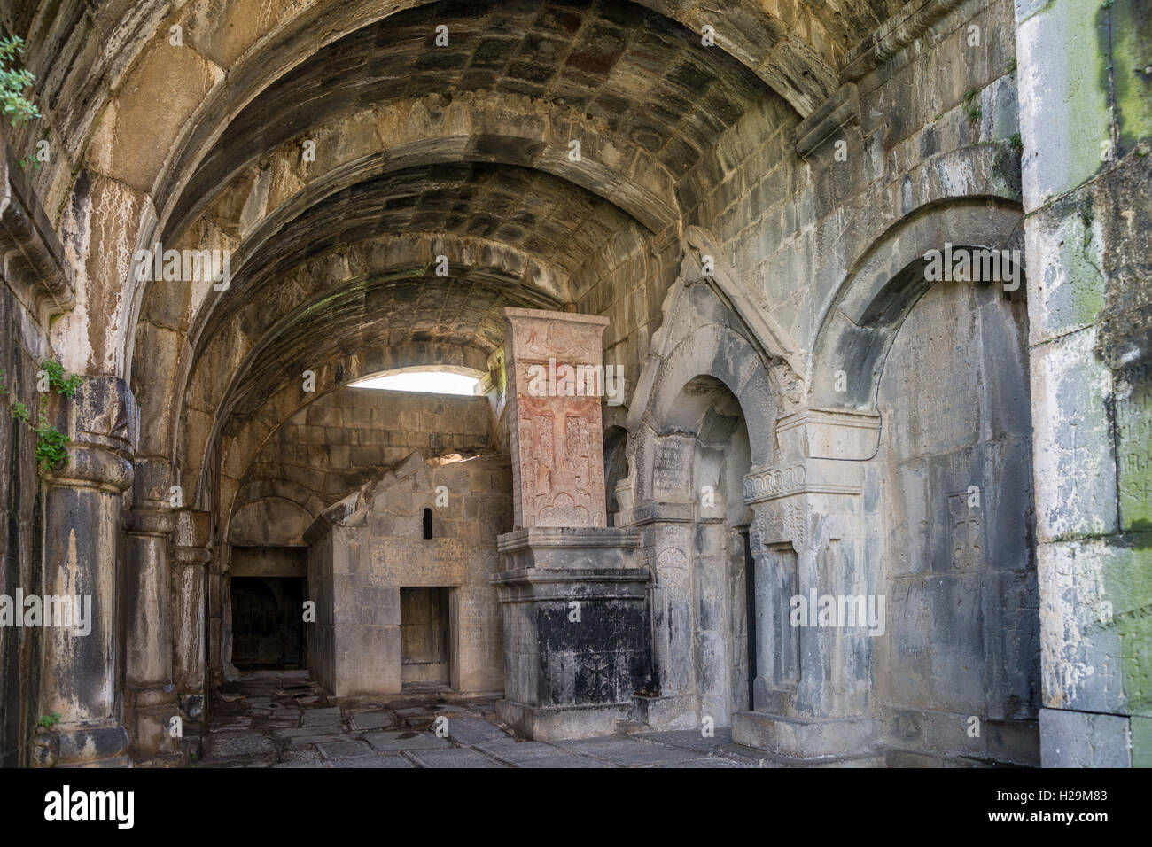 Galerie voûtée avec Amenaprkich (All-Savior khatchkar de 1273) au monastère de Haghbat en Arménie Banque D'Images