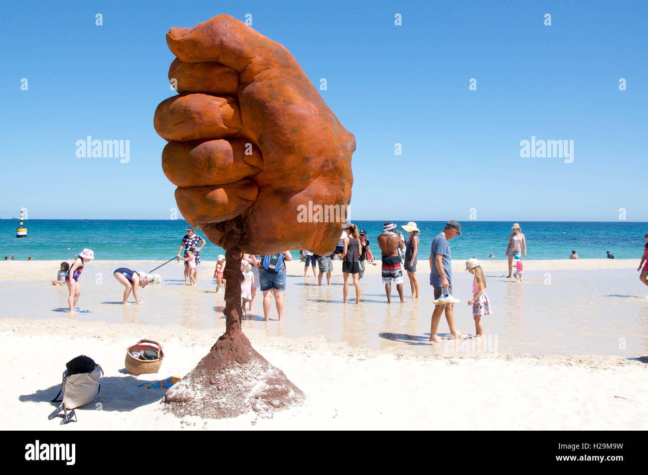 Cottesloe,WA,12,2016 Australia-March:foule à Cottesloe Beach de sculpture à sculptures de la mer à Cottesloe, ouest de l'Australie. Banque D'Images