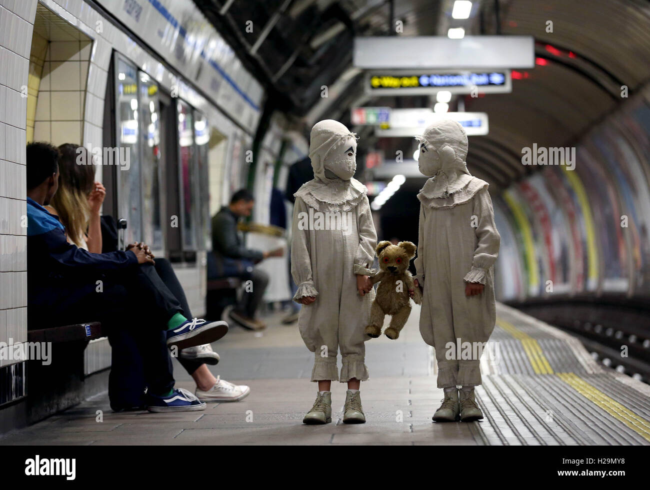 Les acteurs vêtus des Twins du nouveau film Tim Burton, la maison de Miss Peregrine pour enfants particuliers, se déplacent dans le métro de Londres, avant le lancement du nouveau film. Banque D'Images