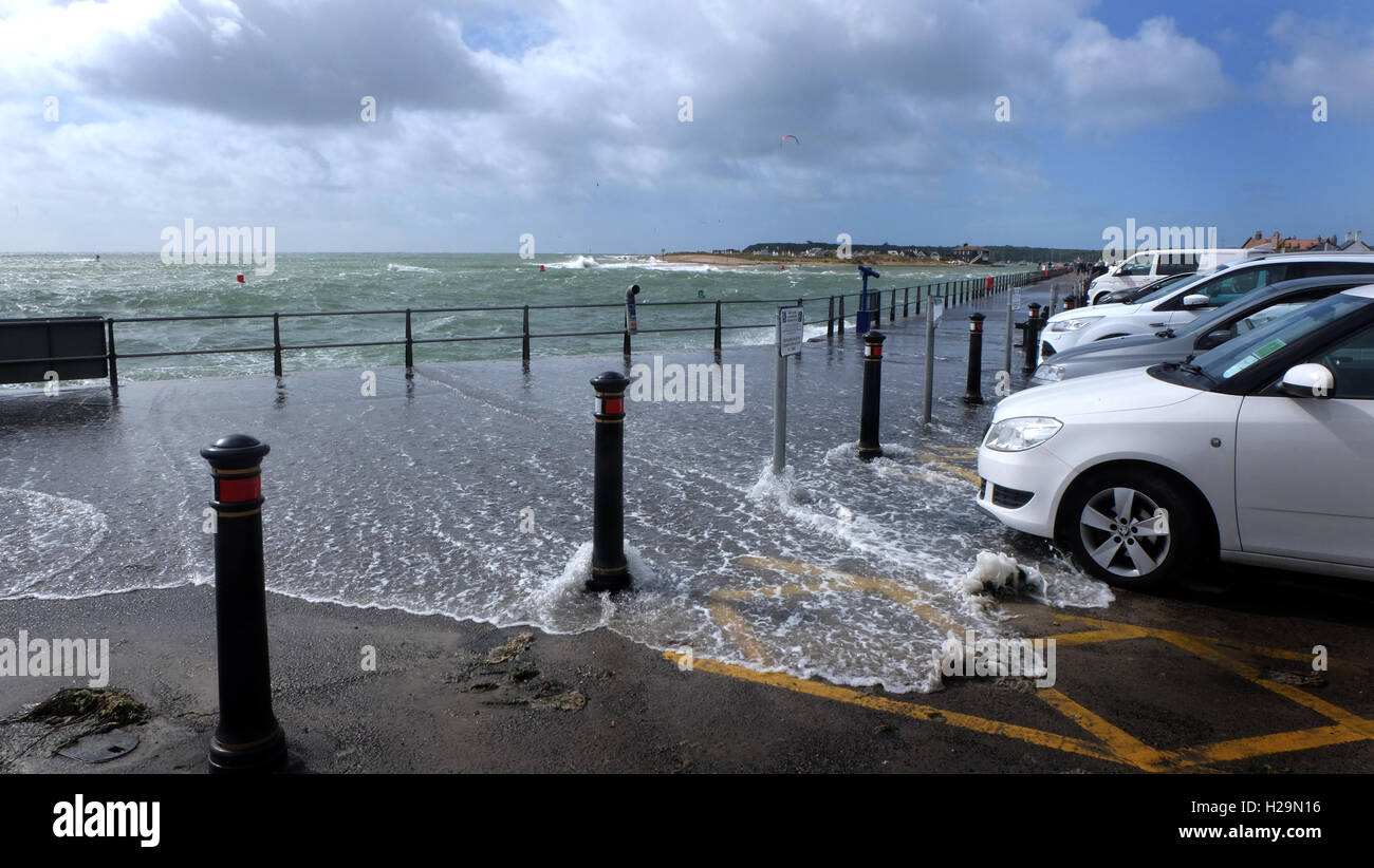 Inondations - inondations côtières en parking et promenade, Mudeford Quay Banque D'Images