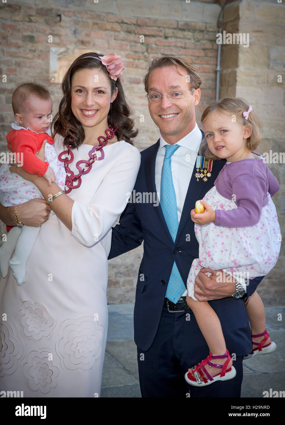 Parme, Italie. 25 Septembre, 2016. Jaime Prince et Princesse Viktoria avec leurs filles Zita (L) et Gloria assister au baptême du prince Carlos de Bourbon de Parme à la Cathédrale de Parme, Italie, 25 septembre 2016. Photo : Patrick van Katwijk/ POINT DE VUE - PAS DE FIL - SERVICE/dpa/Alamy Live News Banque D'Images