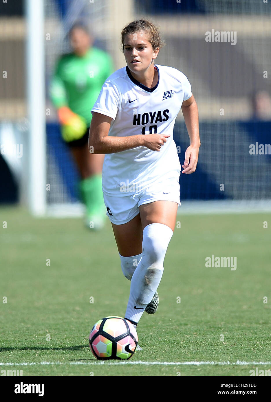 Washington, DC, USA. 25 Septembre, 2016. 20160825 - terrain de Georgetown RACHEL CORBOZ (10) déplace le ballon en avant contre la Providence dans la première moitié au champ Shaw à Washington. © Chuck Myers/ZUMA/Alamy Fil Live News Banque D'Images