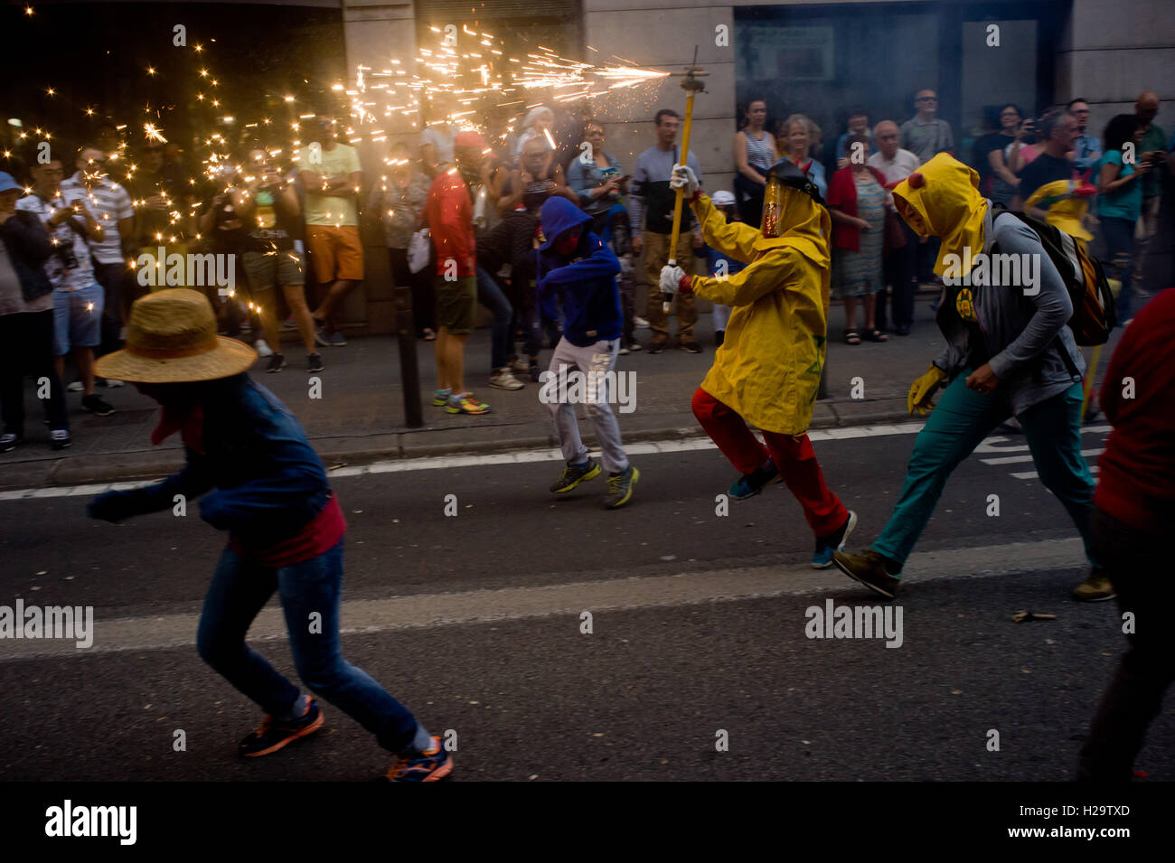 Barcelone, Espagne. 25 Septembre, 2016. 25 septembre 2016 - Barcelone, Catalogne, Espagne - Les jeunes fêtards s'prendre part à un correfoc durant la Merce Festival de Barcelone. Correfocs, une vieille tradition catalane où les gens habillés en démons faire exploser des pétards et des fusées éclairantes, prendre part tous les ans en septembre dans les célébrations de la Merce Festival dans la ville de Barcelone. Crédit : Jordi Boixareu/Alamy Live News Banque D'Images