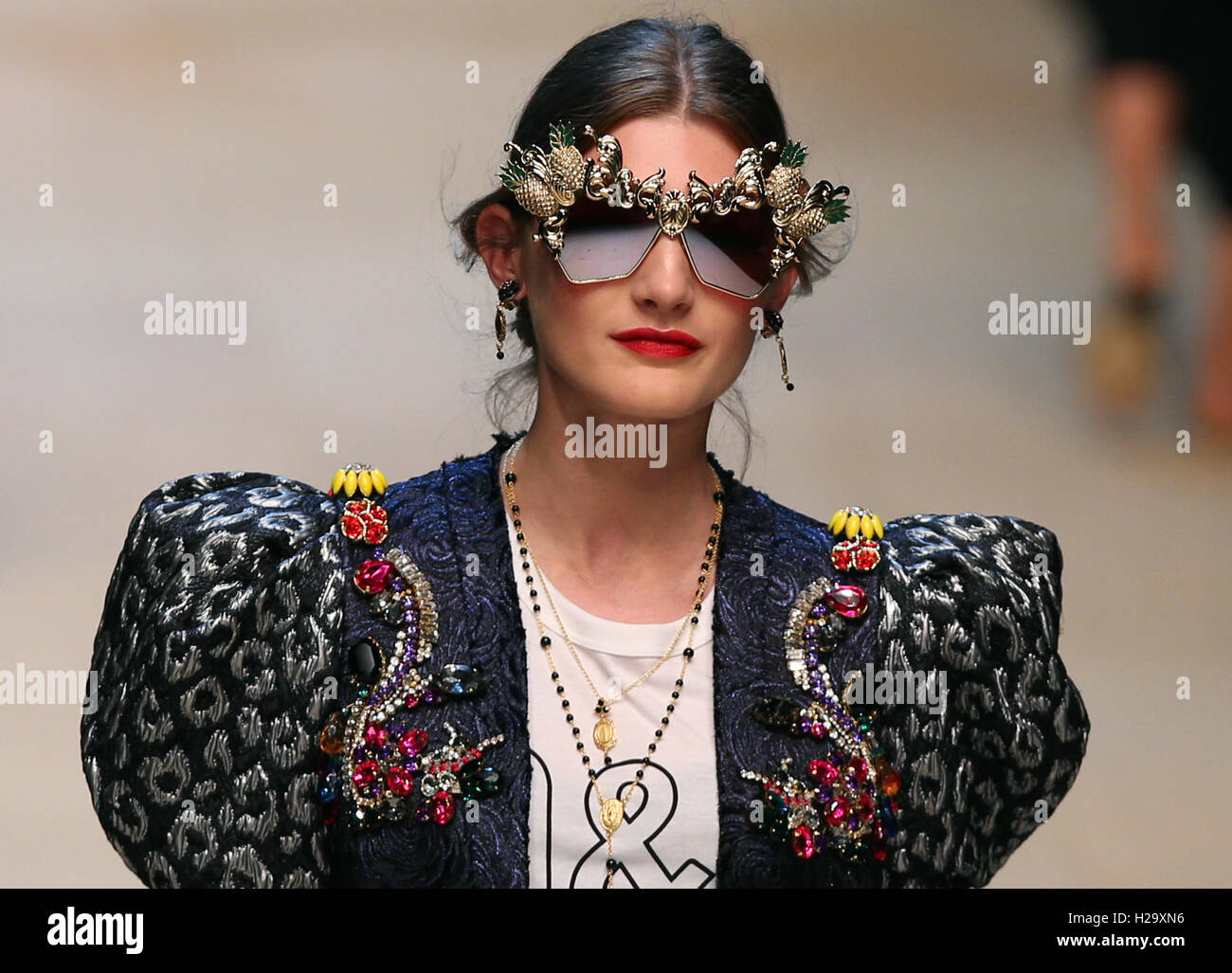 Milan, Italie. 25 Septembre, 2016. A model lors de la Dolce & Gabbana fashion show dans le cadre de Milan Fashion Week printemps/été 2017 à Milan, en Italie, le 25 septembre, 2016. Credit : Jin Yu/Xinhua/Alamy Live News Banque D'Images