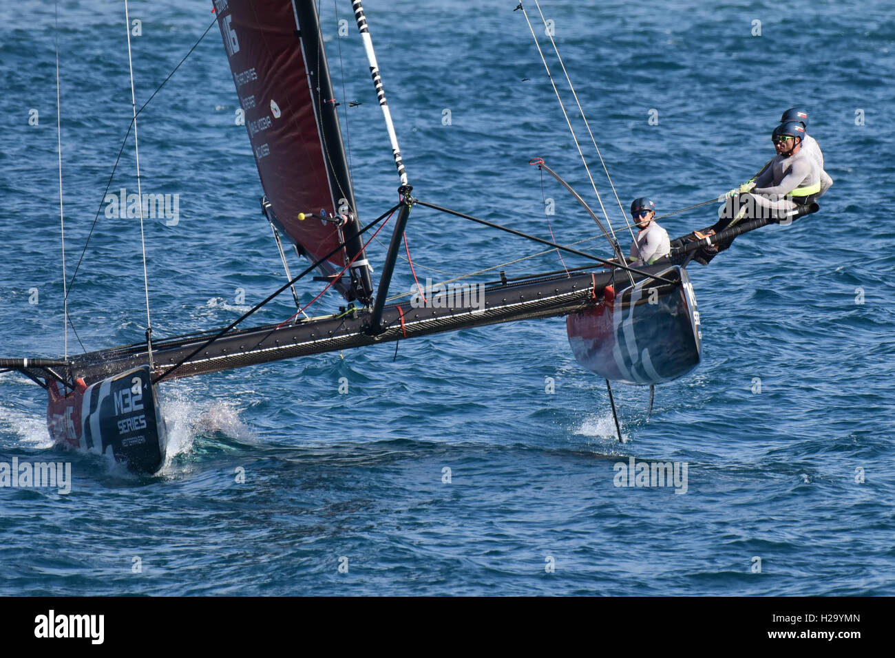 Gênes, Italie - 25 SEPTEMBRE : dernier jour de compétition pour M32 series méditerranée, un catamaran rapide à concours organisé au cours de Gênes Boat Show 2016. Le 25 septembre 2016 à Gênes, Italie. Credit : Federico Rostagno/Alamy Live News Banque D'Images
