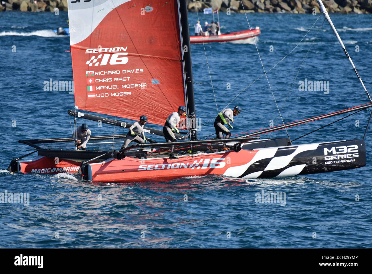 Gênes, Italie - 25 SEPTEMBRE : dernier jour de compétition pour M32 series méditerranée, un catamaran rapide à concours organisé au cours de Gênes Boat Show 2016. Le 25 septembre 2016 à Gênes, Italie. Credit : Federico Rostagno/Alamy Live News Banque D'Images