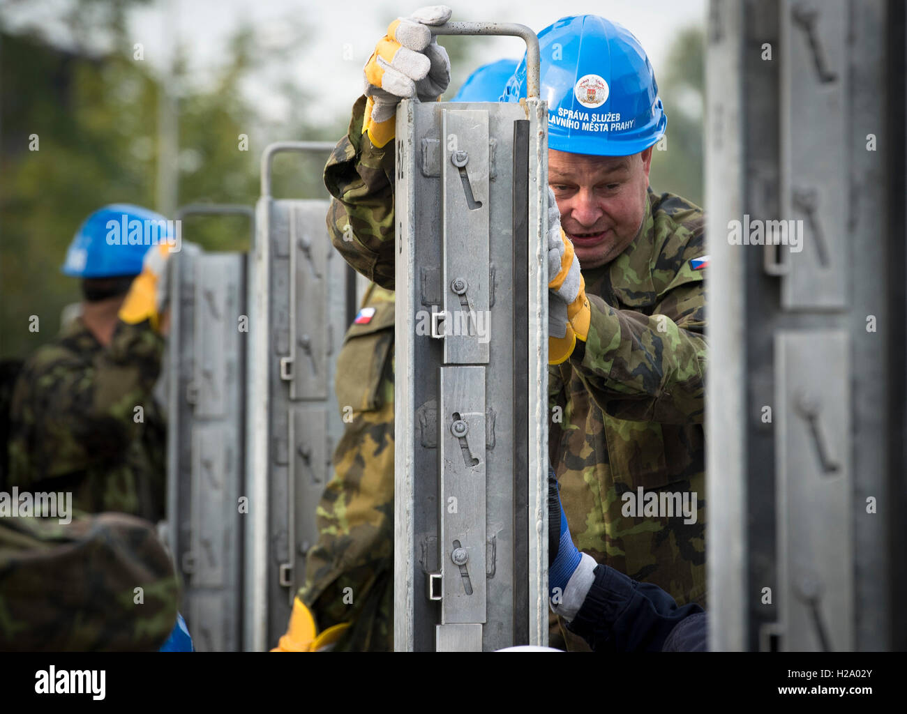 Prague, République tchèque. Sep 24, 2016. Les pompiers et les soldats construire les barrières mobiles le long de la rivière Vltava dans les exercer à Prague, en République tchèque, le 24 septembre 2016. © Katerina Sulova/CTK Photo/Alamy Live News Banque D'Images