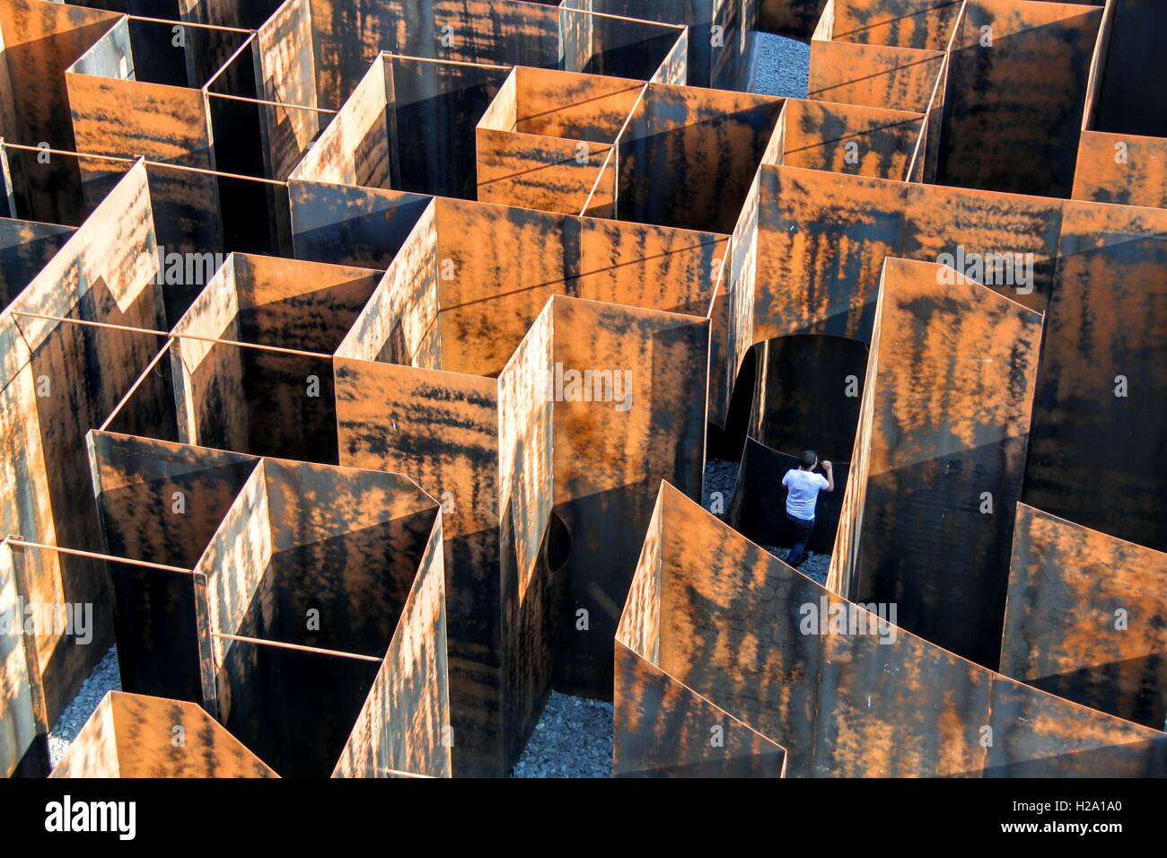 Genk, en Belgique. 26 Sep, 2016. Un visiteur entre dans le "labyrinthe", un métal expérimental installation labyrinthe à Genk, Belgique, le 26 septembre, 2016. Avec le poids de 186 tonnes et les murs de jusqu'à cinq mètres de hauteur, le labyrinthe a été ouvert à la visite publique de juillet 2015 à septembre 2016. © Zhang Yunlong/Xinhua/Alamy Live News Banque D'Images