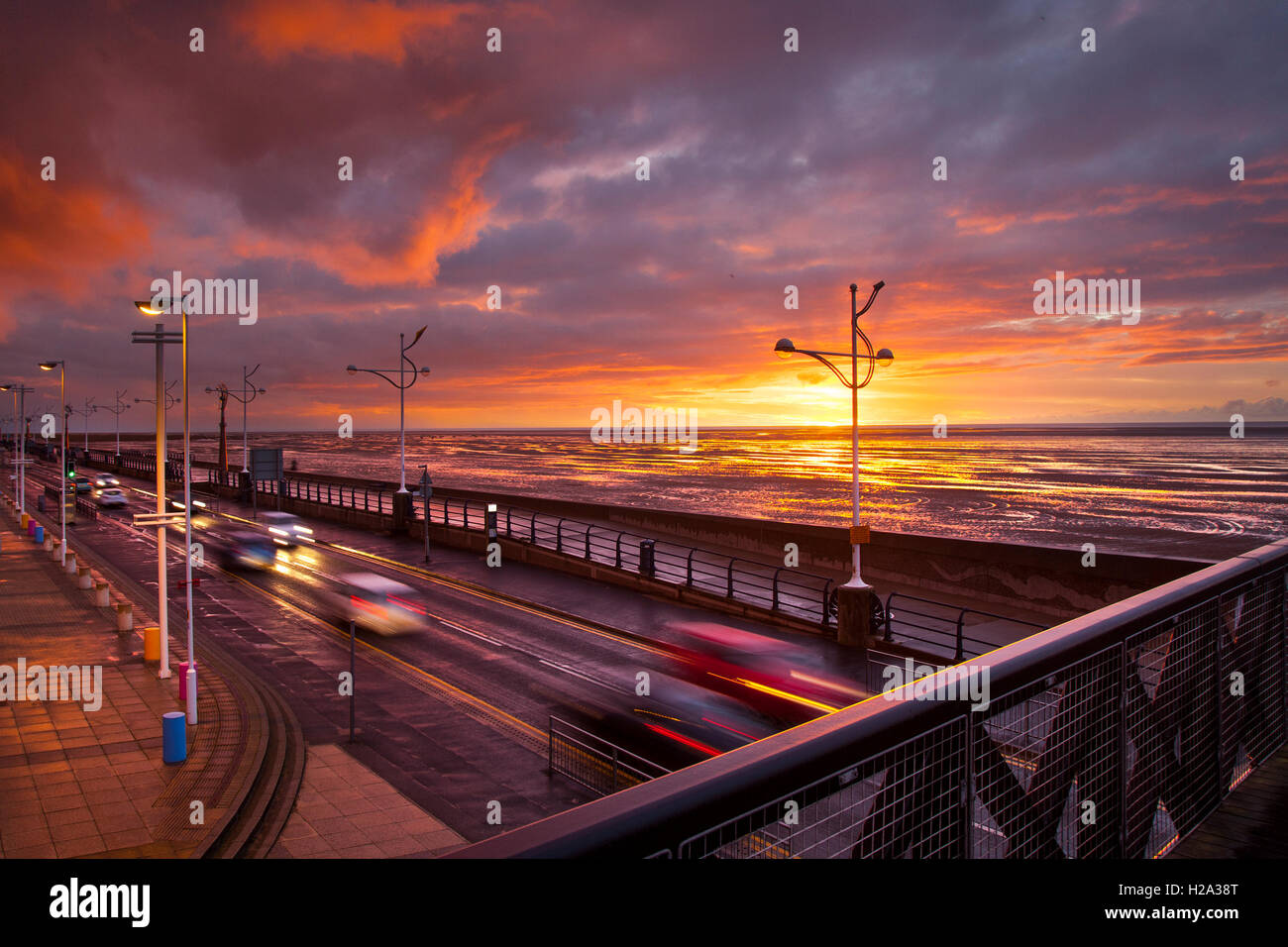 Southport, Merseyside, Royaume-Uni. 26 Septembre, 2016. Météo britannique. Une pause dans la pluie nuages au coucher du soleil. Southport pier est un point de vue populaire pour les ornithologues amateurs pour apprécier le soleil se coucher sur la plage et mer d'Irlande. Le complexe a subi de fortes rafales d'averses de pluie et la nuit, c'est susceptible de devenir misty avec quelques averses sur les reliefs. Credit : MediaWorld Images/Alamy Live News Banque D'Images