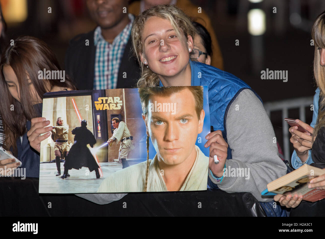 Zurich, Suisse. 26 septembre 2016. Ewan Mcgregor fan avec star wars poster en attente de l'acteur qu'il assiste à la le tapis vert pour l'animation pastorale américaine lors du 12e Festival du Film de Zurich à Corso Kino à Zurich, Suisse. Nicola Mastronardi/Alamy Live News. Banque D'Images