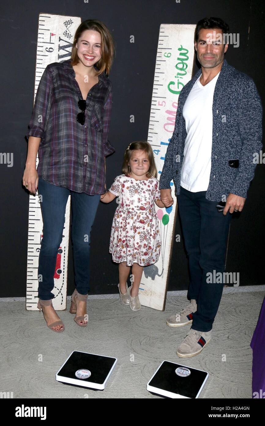 Los Angeles, CA, USA. Sep 24, 2016. Kaitlin Riley, Riley Grace Vilasuso, Jordi Vilasuso présents pour la 5e édition de la célébrité, l'économat de l'événement de sécurité chez Sony Photo Studios, Los Angeles, CA Septembre 24, 2016. © Priscille Grant/Everett Collection/Alamy Live News Banque D'Images