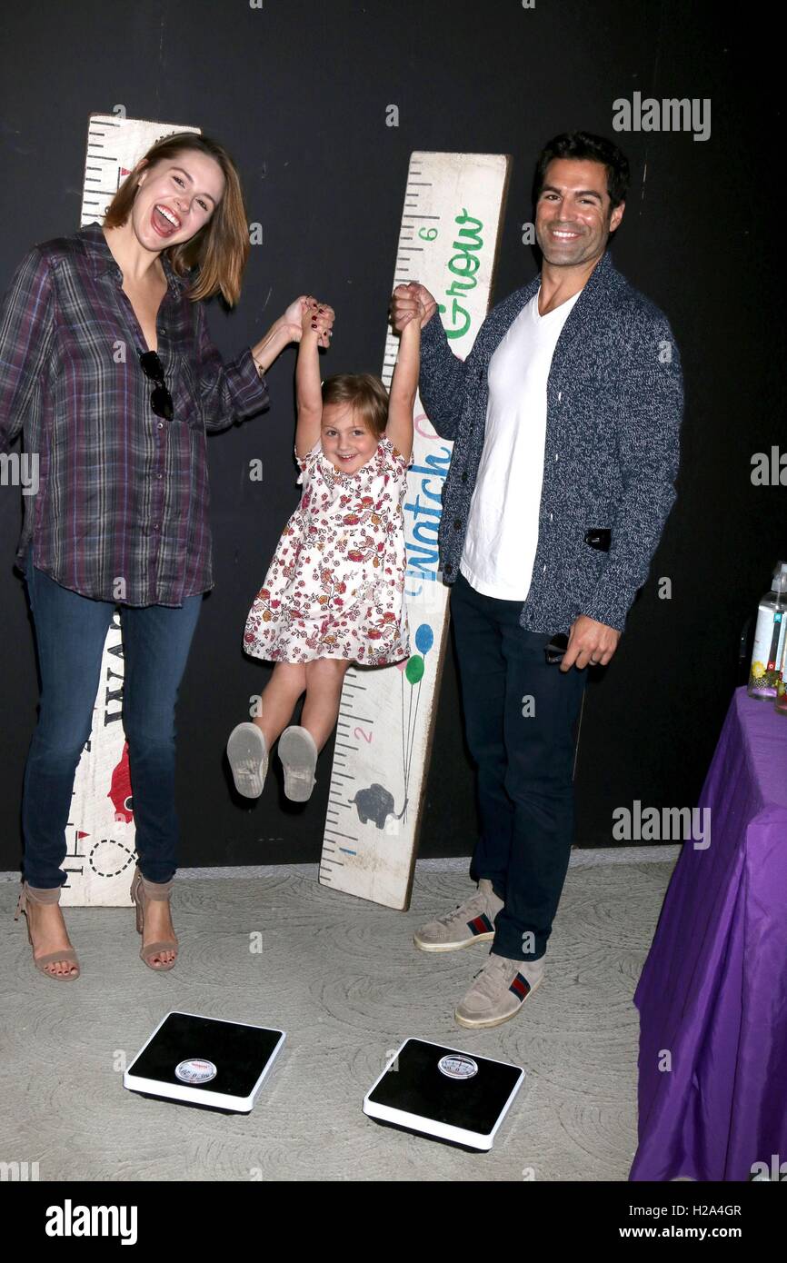 Los Angeles, CA, USA. Sep 24, 2016. Kaitlin Riley, Riley Grace Vilasuso, Jordi Vilasuso présents pour la 5e édition de la célébrité, l'économat de l'événement de sécurité chez Sony Photo Studios, Los Angeles, CA Septembre 24, 2016. © Priscille Grant/Everett Collection/Alamy Live News Banque D'Images