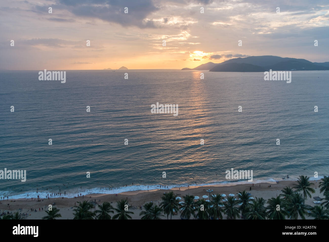 Les gens sur la plage de Nha Trang au lever du soleil à Nha Trang, Vietnam Banque D'Images