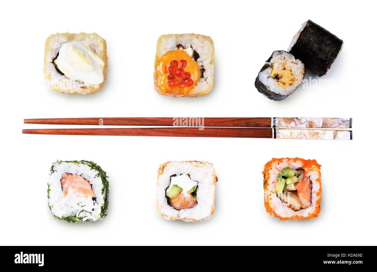 Rouleau de sushi avec des baguettes isolé sur fond blanc Banque D'Images