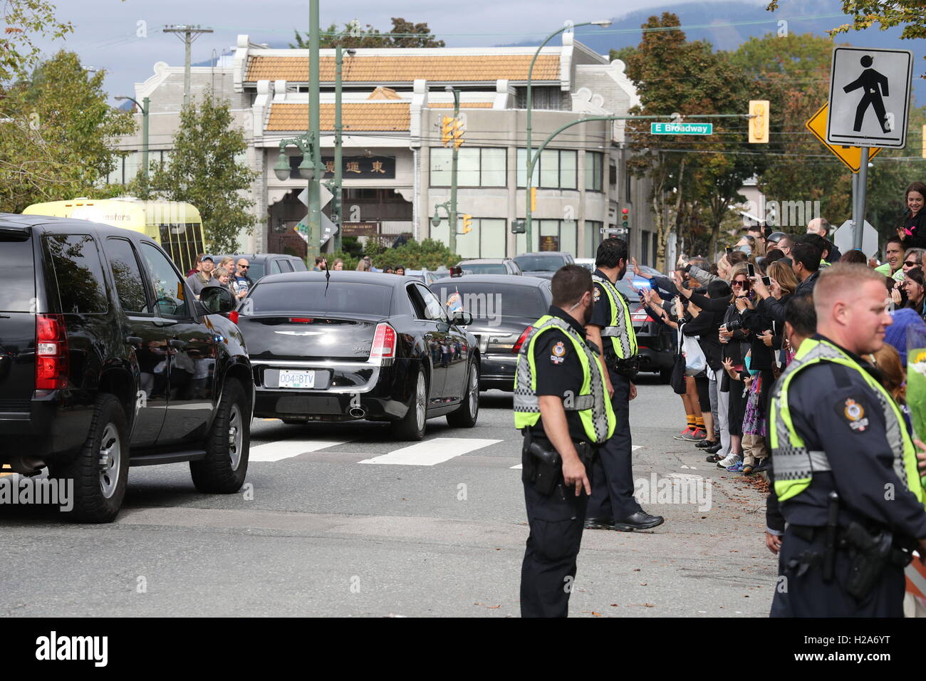 La cavalcade transportant le duc et la duchesse de Cambridge partir après leur visite à la Immigrant Services Society of British Columbia Nouveau centre d'accueil à Vancouver le deuxième jour de leur visite au Canada. Banque D'Images