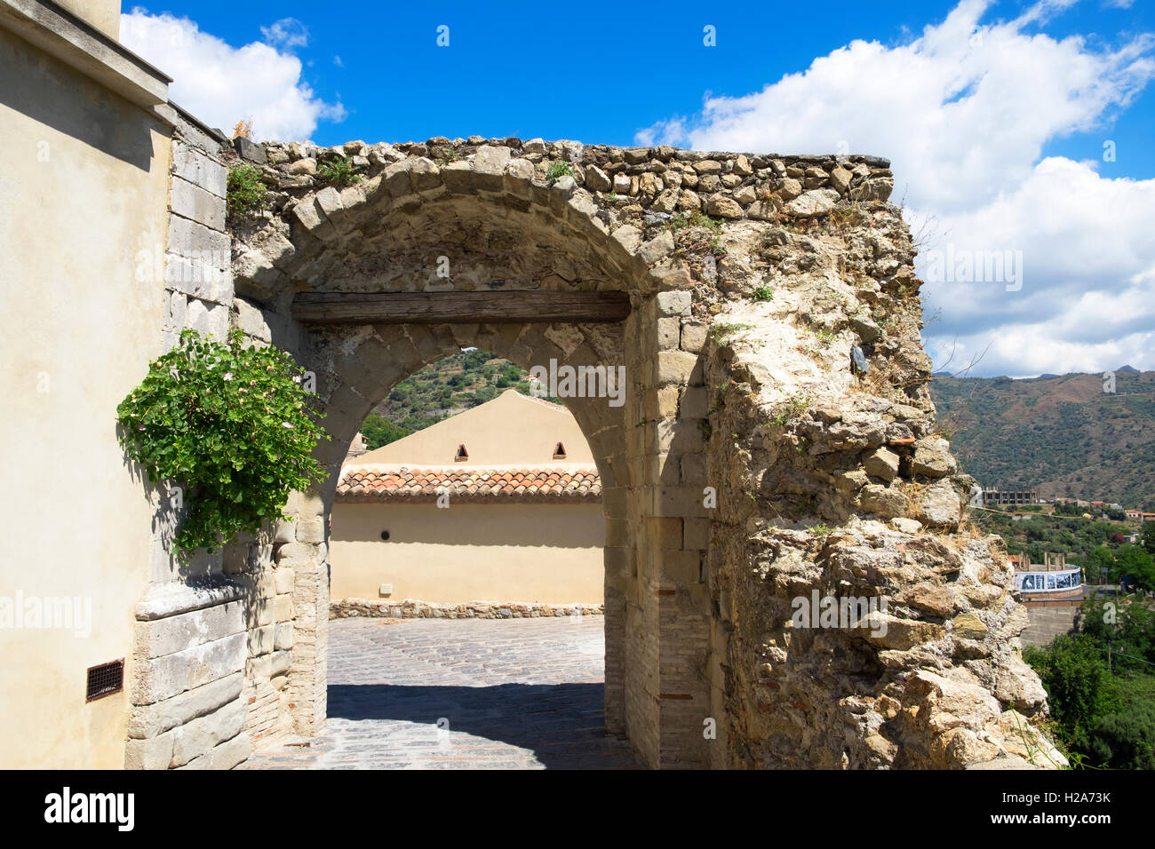 L'une des portes médiévales de la ville de Savoca sur l'île de la Sicile, en Italie. Banque D'Images