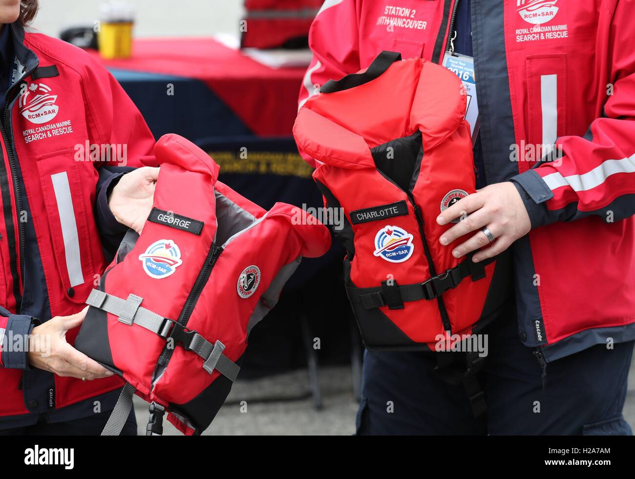 Les gilets de Prince George et de la princesse Charlotte sont détenus par les membres de la Royal Canadian Marine Search and Rescue avant d'être présenté à la duc et duchesse de Cambridge lors de leur visite à la Garde côtière de Kitsilano à Vancouver le deuxième jour de leur visite au Canada. Banque D'Images Les gilets de Prince George et de la princesse Charlotte sont détenus par les membres de la Royal Canadian Marine Search and Rescue avant d'être présenté à la duc et duchesse de Cambridge lors de leur visite à la Garde côtière de Kitsilano à Vancouver le deuxième jour de leur visite au Canada. Banque D'Images