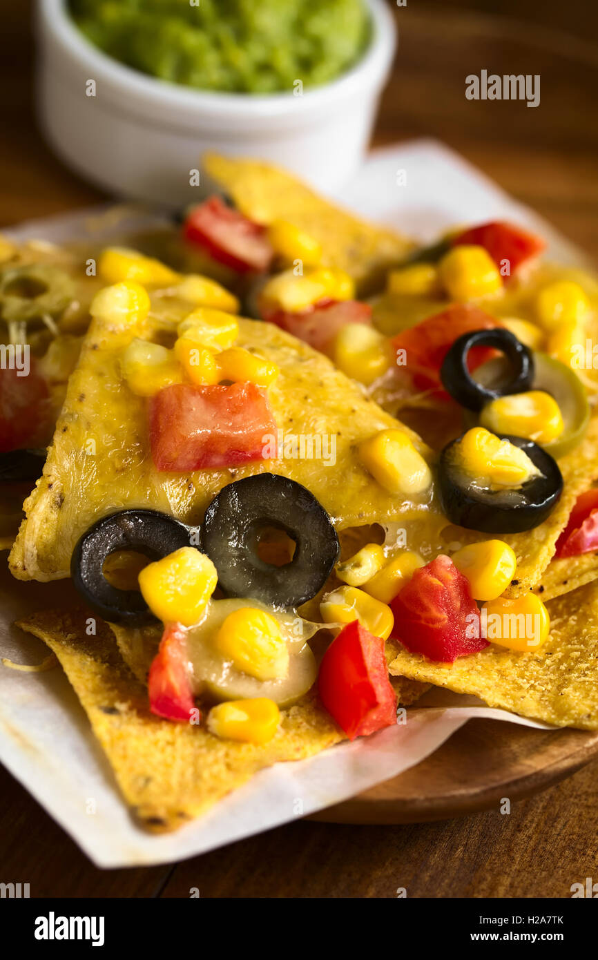 Nachos au four avec du fromage, olives vertes et noires, la tomate et le  maïs, photographié avec une lumière naturelle (Selective Focus Photo Stock  - Alamy