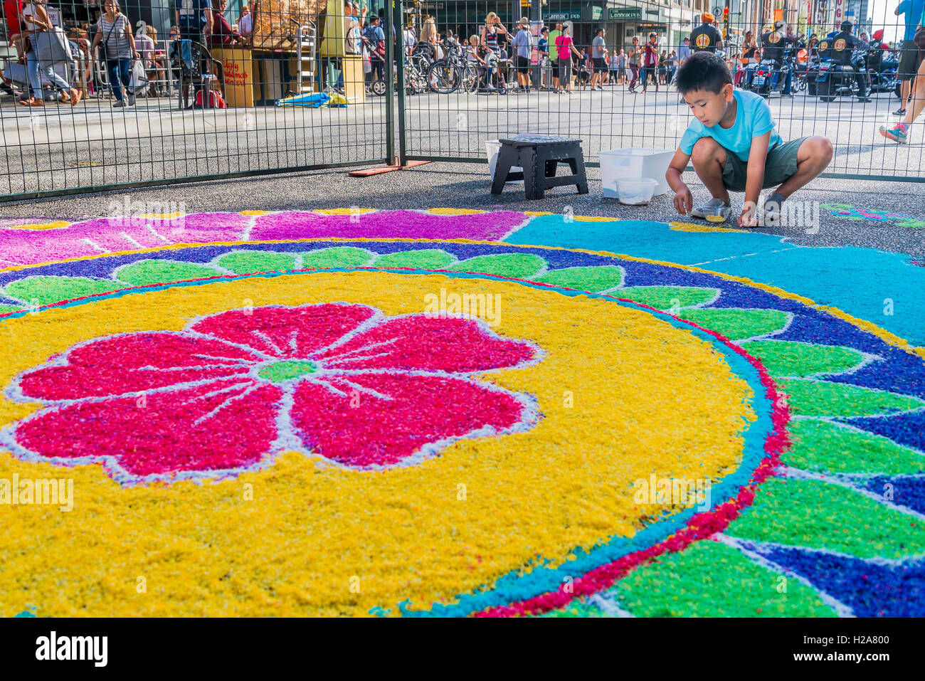 Ajouter le riz à grand garçon mandala Rangoli marbre decoration Inde Vivre Street Festival Celebration, Vancouver, Colombie-Britannique, Banque D'Images