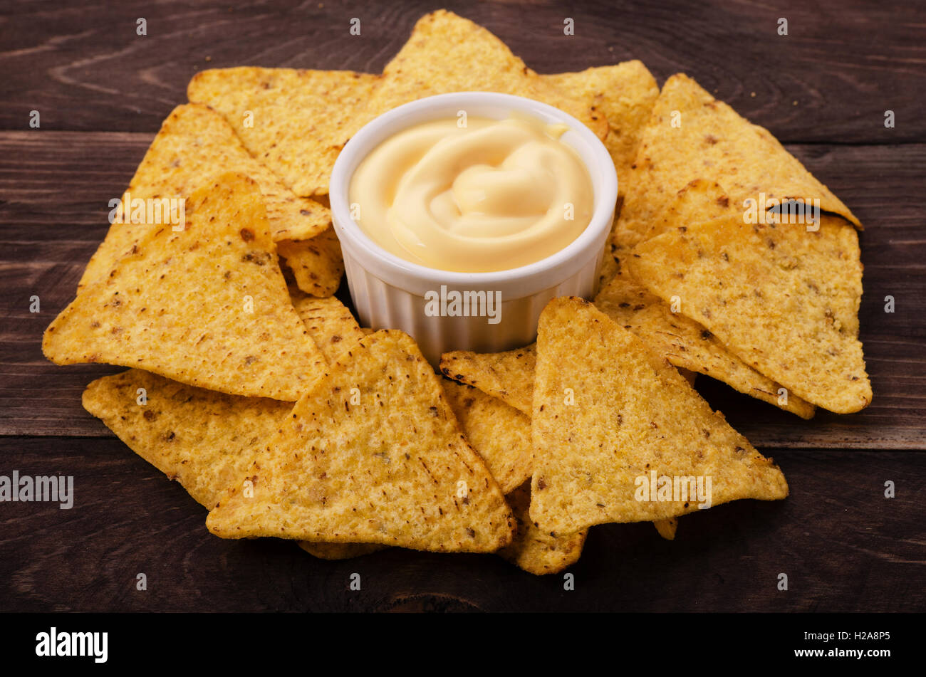 Nachos Trempette de fromage et on table Banque D'Images