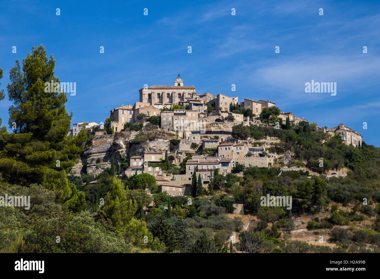 Grâce à sa colline, le charme et l'architecture préservée, Gordes est classé parmi les plus beaux villages de France Banque D'Images