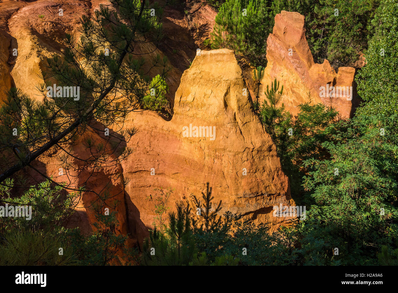 Roussillon est un des plus beaux sites de la côte Varoise grâce à ses merveilles géologiques. Banque D'Images