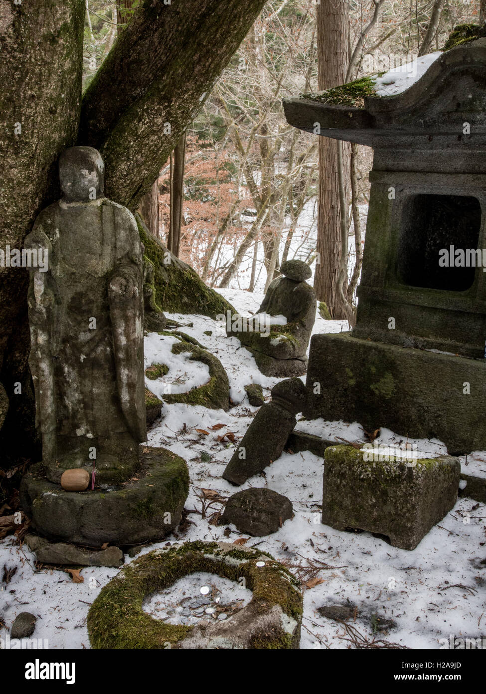 Statues bouddhiques de la neige, ruines du temple sacré, encore une offre de kiwis, Takino'o, Chemin de Nikkō, Tochigi Prefecture, Japan Banque D'Images