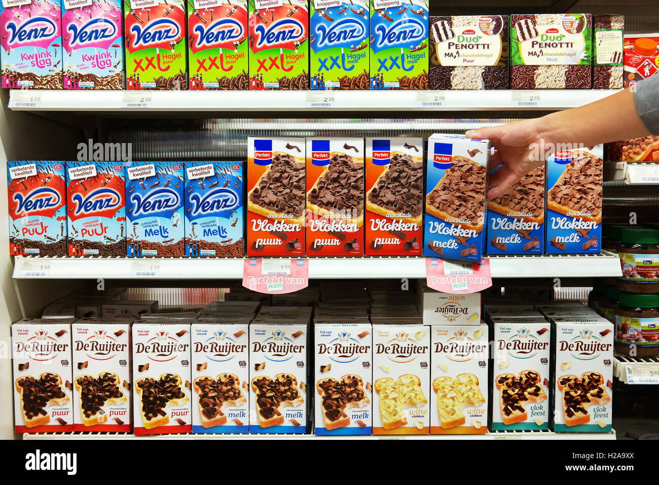 Hagelslag Vlokken chocolat et garnitures dans un supermarché néerlandais Poiesz. Banque D'Images