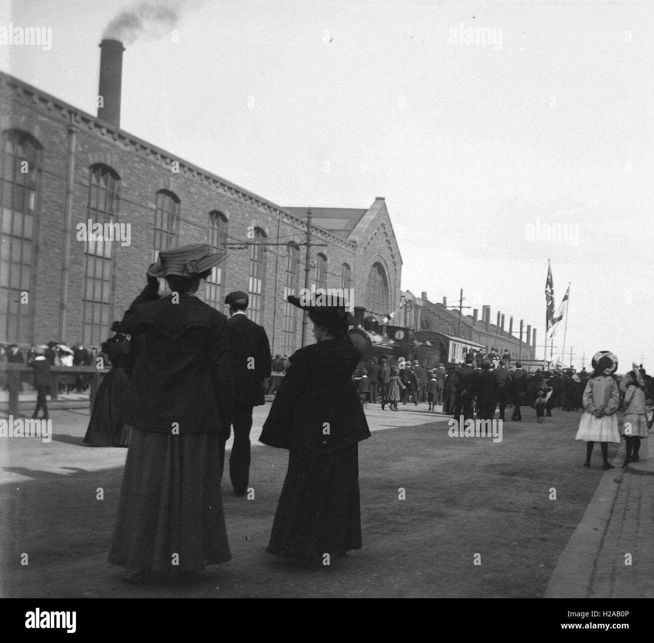 Les femmes bien habillées lors d'un train arrivant en Carlilse, soit 1904 ou la reine Victoria Jubilee Celebration en 1887. Photo par Tony Henshaw Banque D'Images