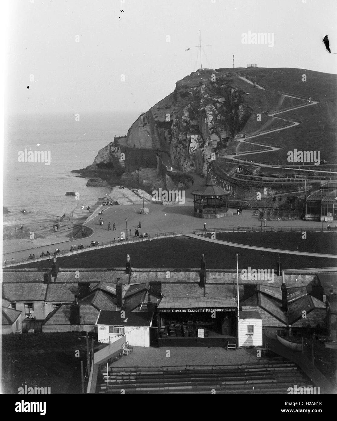 La côte de Cornwall c1910. L'avis d'Edward Elliott' pronoms théâtre avec des chaises et des bancs au pied de l'image avec deux spectacles par jour à 3h00 et 20h30. Edward Elliott (né Edward Frank coton, à Londres) était un stade très populaire comme un ventriloque dans les années 1900 et a beaucoup voyagé dans tout le Royaume-Uni et aussi loin que l'Australie et la Nouvelle-Zélande, où il mourut âgé de 44 ans en 1924. Photo par Tony Henshaw. Banque D'Images