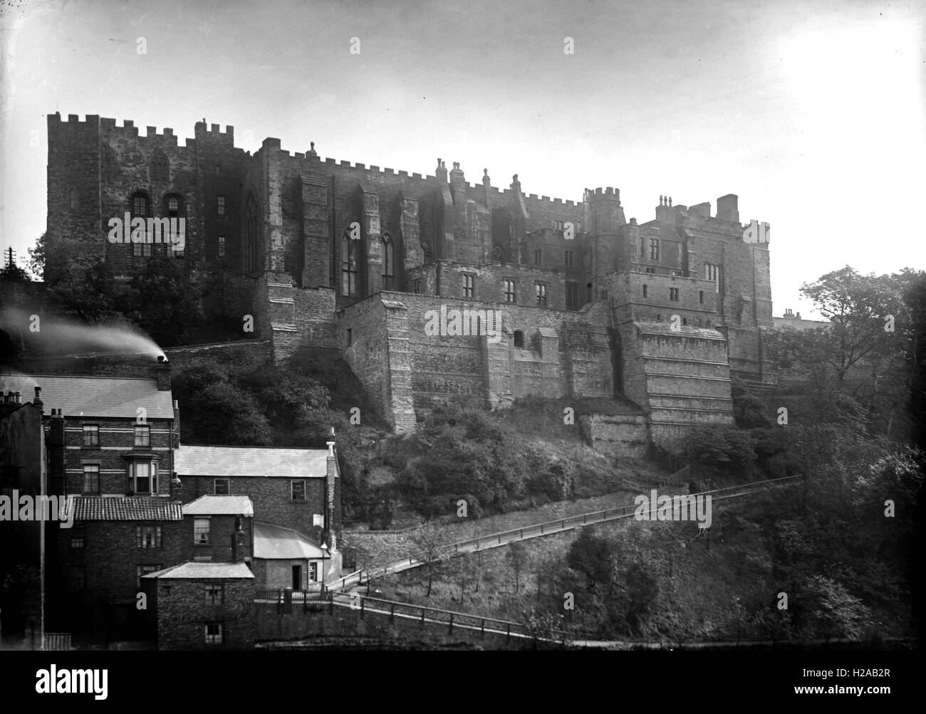 Photo montrant le château de Durham c1896. Image inédite par George Alfred Haden - Haden Best (1839-1921) de Haden Hill House, Cradley Heath, près de Halesowen. George Alfred hérité Haden Hall en 1877 et était un homme riche et d'un passionné de photographie qui a beaucoup voyagé dans tout le Royaume-Uni dans les années 1890 avec ses deux filles adoptées, les filles Emily Bryant et Alice Cockin. Photo de George Alfred Haden / Tony Henshaw Banque D'Images