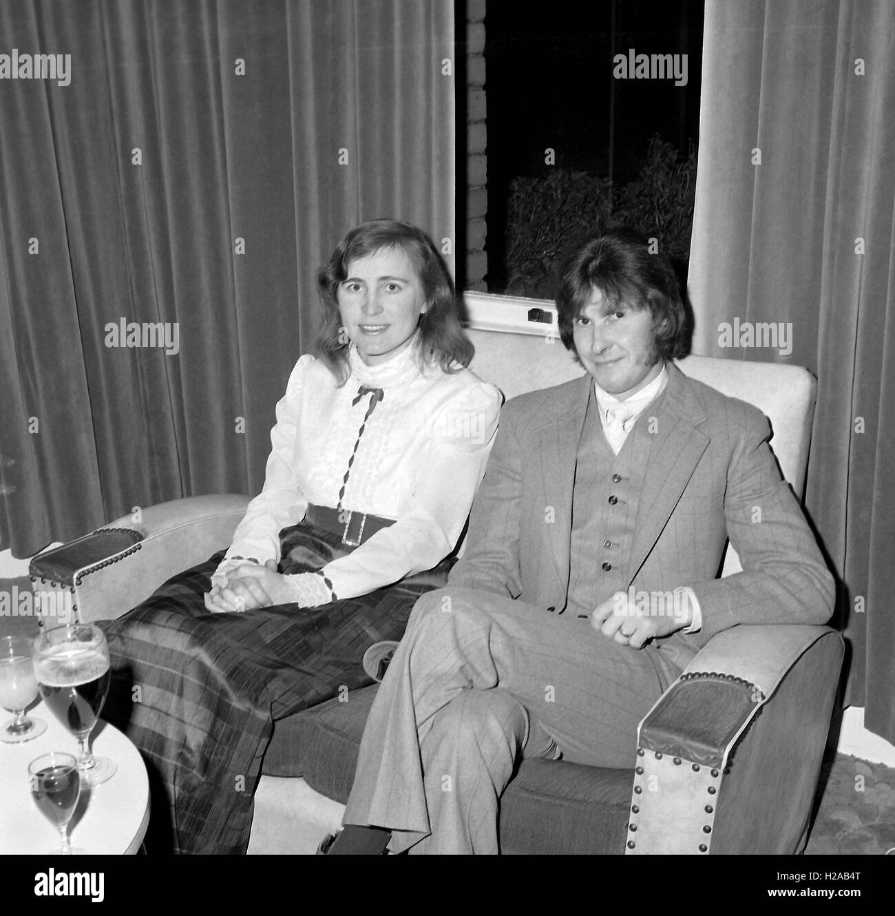 La Société calédonienne Burns Night c1968. Une soirée officielle célébration de la vie et de la poésie du poète Robert Burns . La soirée robe traditionnelle avec des hommes portant le kilt écossais, un Piper avec cornemuses, une propagation y compris du haggis et beaucoup de verre ! Il y avait aussi des années 1960, la mode et les coiffures de l'époque. Photo par Tony Henshaw Banque D'Images