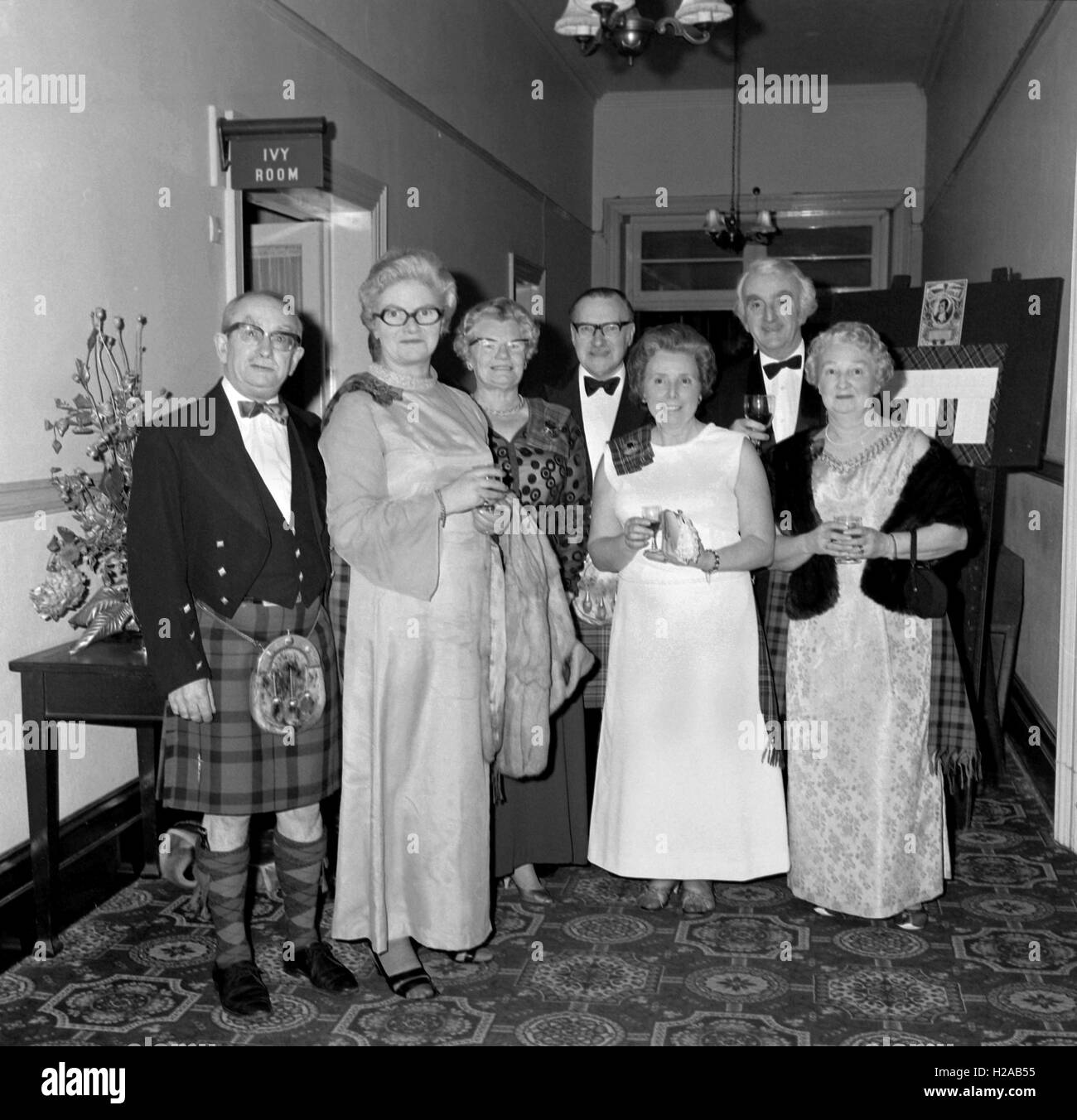 La Société calédonienne Burns Night c1968. Une soirée officielle célébration de la vie et de la poésie du poète Robert Burns . La soirée robe traditionnelle avec des hommes portant le kilt écossais, un Piper avec cornemuses, une propagation y compris du haggis et beaucoup de verre ! Il y avait aussi des années 1960, la mode et les coiffures de l'époque. Photo par Tony Henshaw Banque D'Images