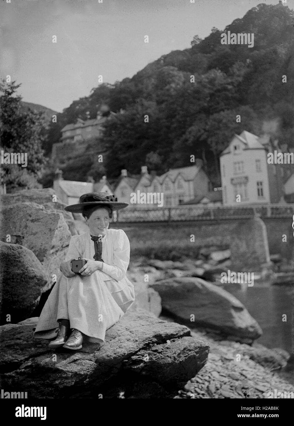 Une jeune femme habillée impeccablement pose pour une photographie tenant une boîte Kodak Brownie 1901 No1 Appareil Photo. Plaque de verre à partir de l'image originale c1900. Photo par Tony Henshaw Banque D'Images