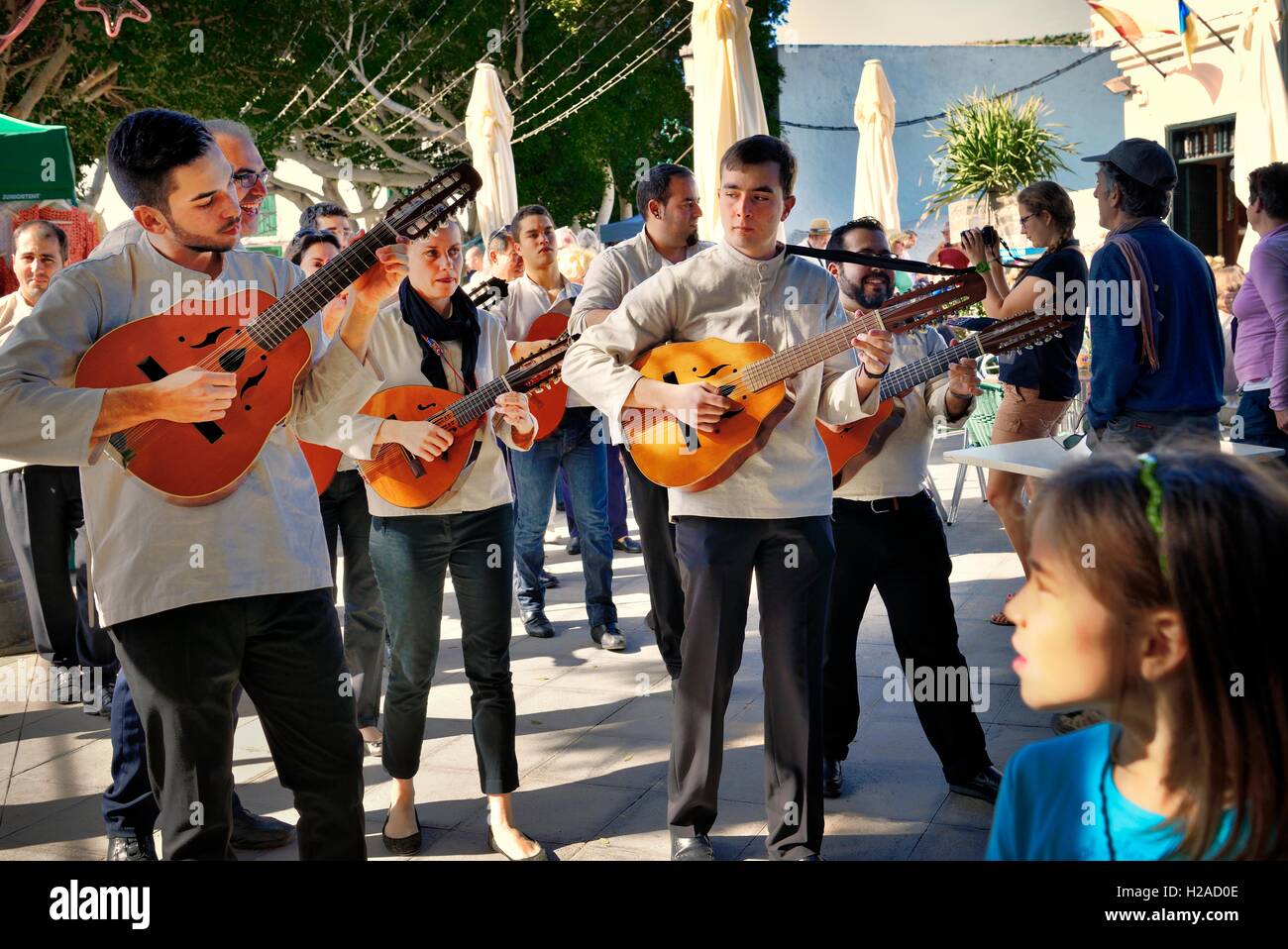Musiciens traditionnel canarien, et de cordes de guitares et de jouer du luth dans le Plaza Leon y Castillo en ville de Haria, Lanzarote Banque D'Images