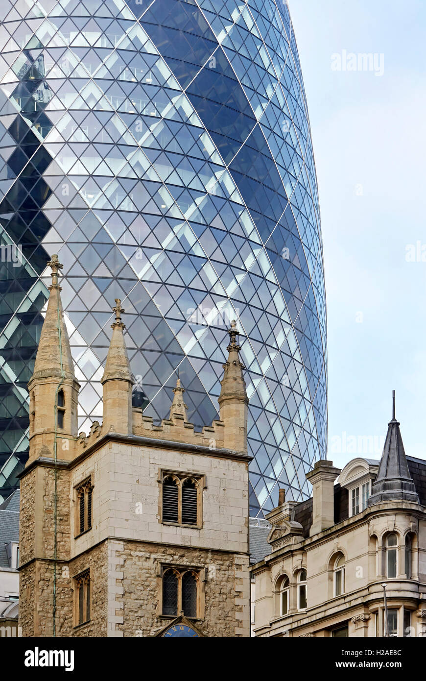 Juxtaposition de façades anciennes et nouvelles. Le Gherkin, Londres, Royaume-Uni. Architecte : Foster  + Partners, 2004. Banque D'Images