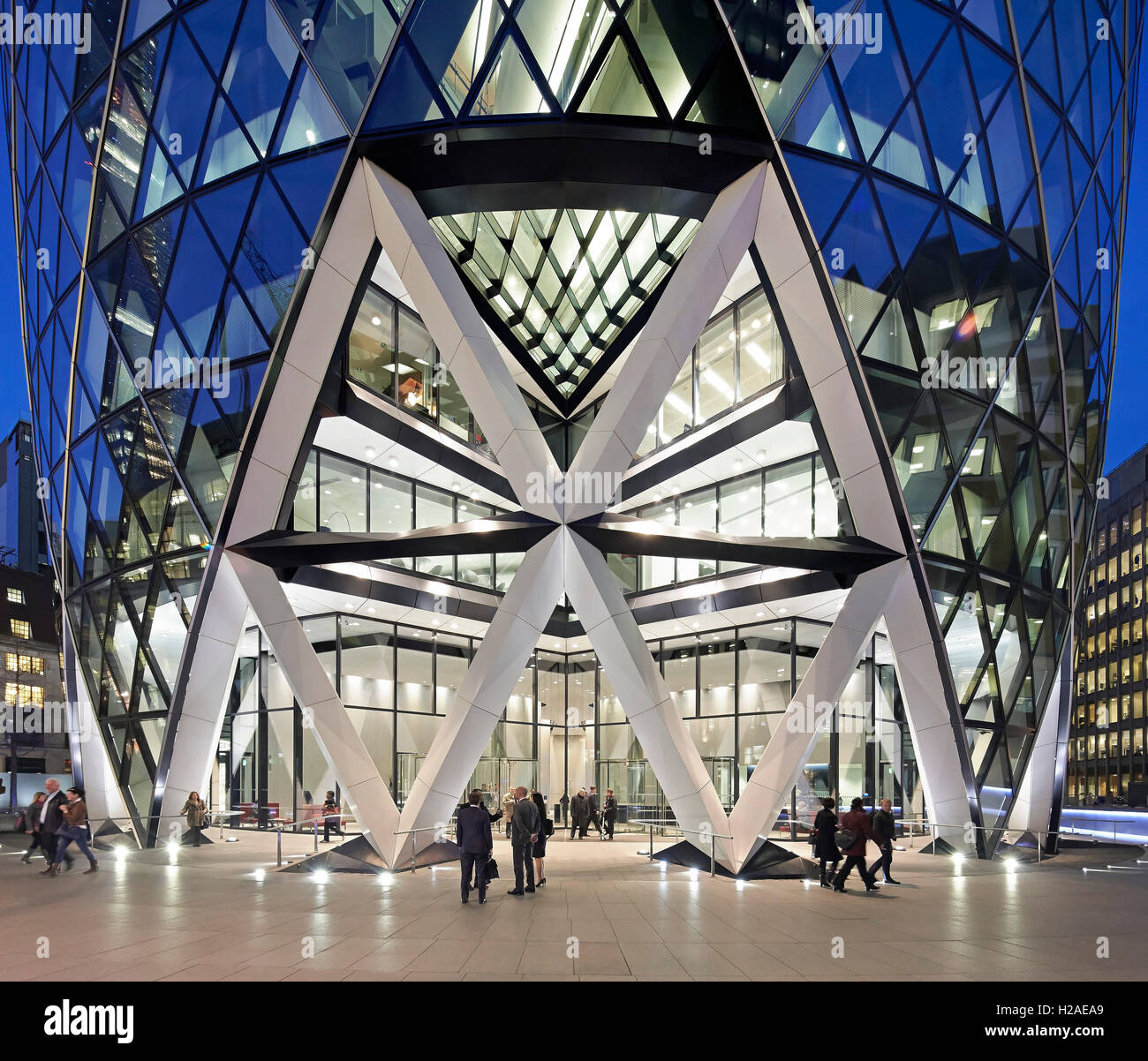 Parvis du bâtiment avec entrée privée. Le Gherkin, Londres, Royaume-Uni. Architecte : Foster  + Partners, 2004. Banque D'Images